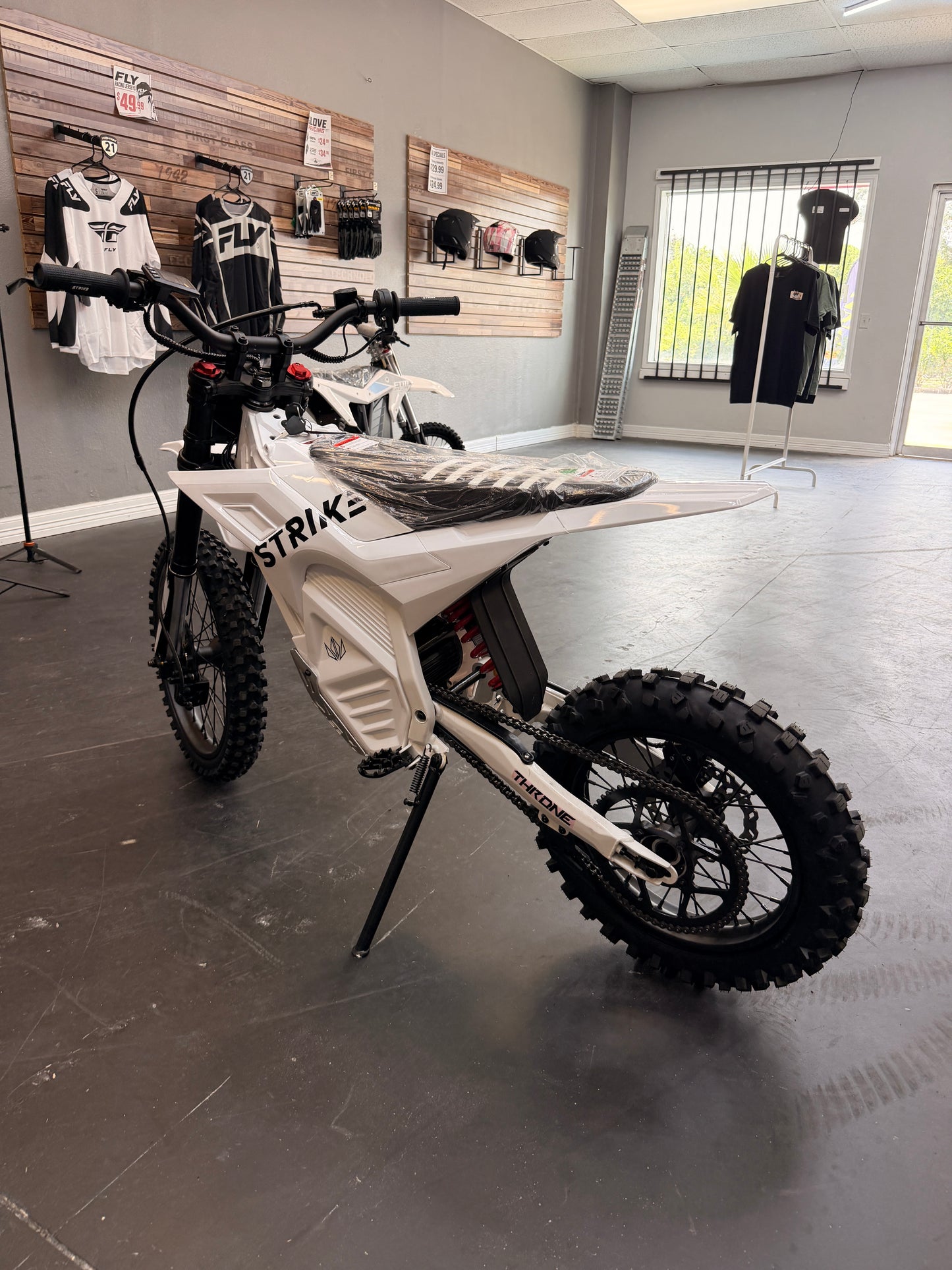 Strike Shadow 60 Volt White